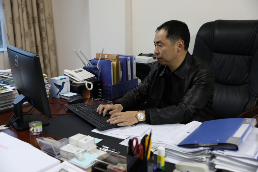 贺州新闻网讯 黄聿新是广西超超新材股份有限公司的技术总监,他的祖籍在福建,大学毕业后就去了深圳工作,真正落户在贺州是2009年年底的时候,他来到贺州后做了2年研发,真正成立公司是2011年。