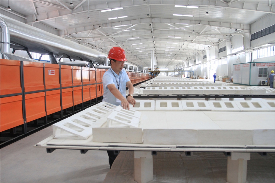 黄聿新的工作主要是在贺州做研发新型装配式建筑材料,将一些尾矿和城市建筑垃圾等等材料利用处理,把他们变成新型建筑材料的一个转化。用他自己的话来说,就是跟石头“打交道”。