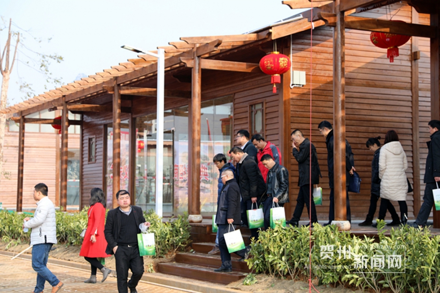 贺州新闻网讯 2月8日,长寿食品一条街在贺州市文化中心西侧落成。从此,贺州市民和外来游客可以很方便的购买到贺州的长寿食品。