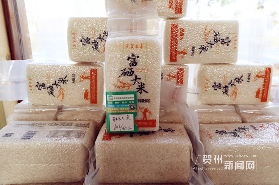 长寿食品一条街是我市长寿文化和长寿食品农产品向八方来宾展示的一个窗口,将带动长寿特色食品农产品走向全国。(本网记者 梁梦婕)