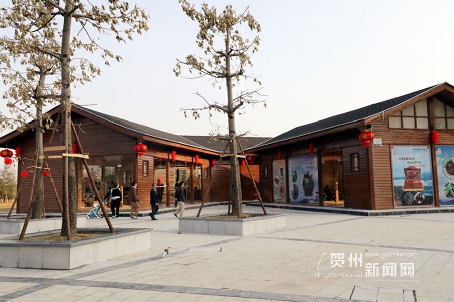 长寿食品一条街建有特色木结构展馆16栋,建筑面积2000多平方米。贺州市农业投资集团有限公司董事长邹雄斌介绍:“总共有16个场馆,每个场馆的面积大概是150-200平方米不等,主要安排进驻的产品是贺州市三县两区的食品和农产品。”