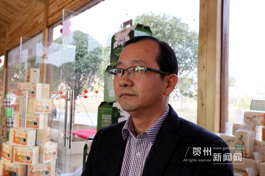 邹雄斌说:“通过大家的共同努力,长寿食品一条街将会向外展示贺州长寿食品,这也将会成为贺州对外宣传和展示的一张靓丽名片。”