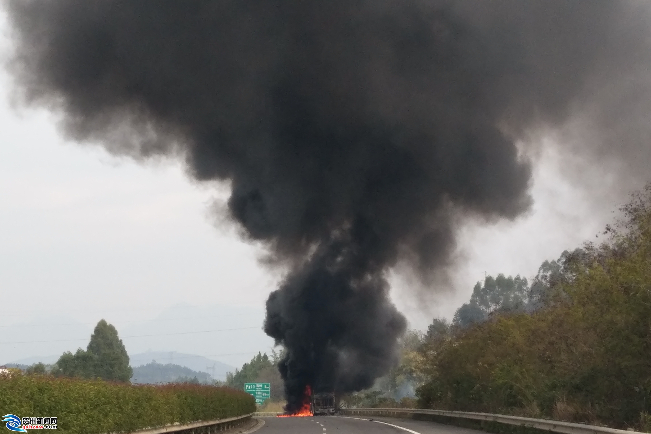 大巴车高速公路起火 现场浓烟滚滚