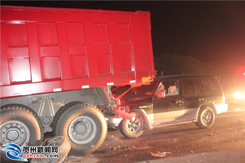 广西贺州市富川县永贺高速一轿车与货车追尾致3死1伤