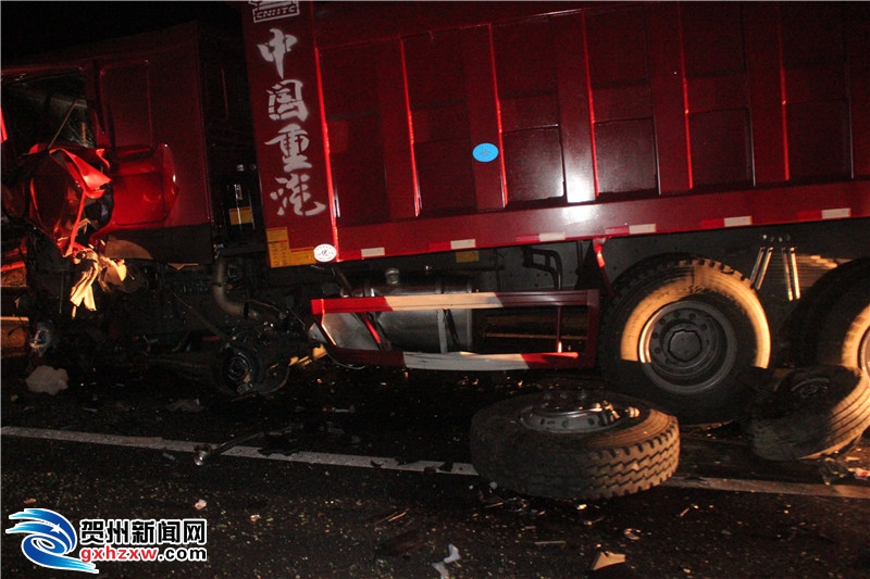 广西贺州市富川县永贺高速一轿车与货车追尾致3死1伤