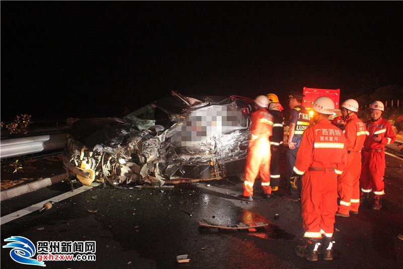广西贺州市富川县永贺高速一轿车与货车追尾致3死1伤