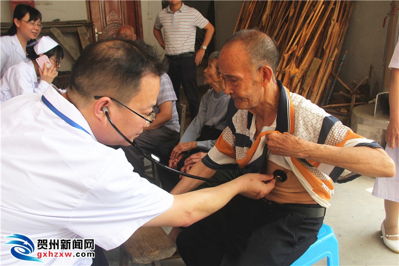 下乡义诊惠民生 真情服务暖人心