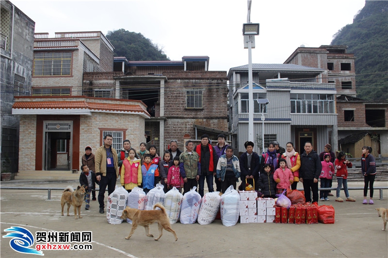 贺州市民间慈善协会到同古镇平竹村开展"冬日暖阳"活动