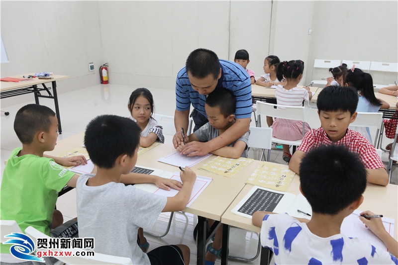 市图书馆暑期公益性青少年硬笔书法培训班开班啦!