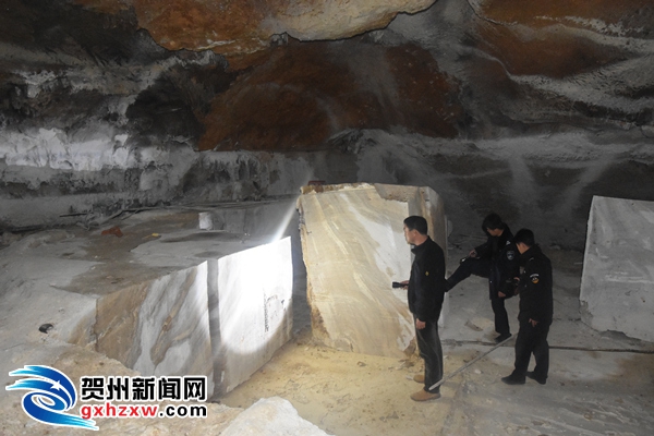 图为平桂区国土局杨啟波局长凌晨带队突击检查非采窝点_副本.jpg