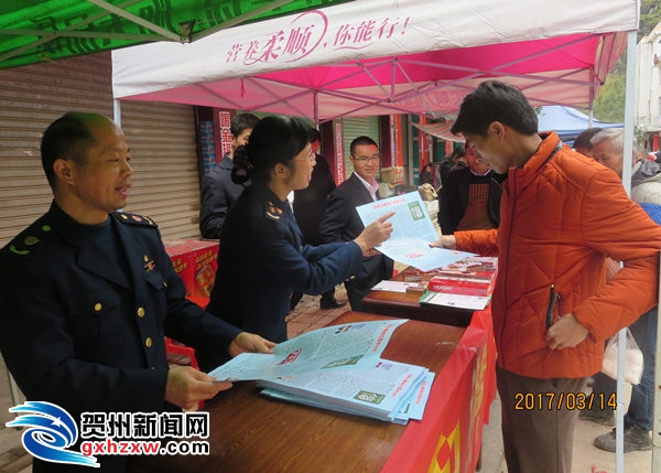 图为工商工作人员正在向群众宣传维权知识_副本.jpg