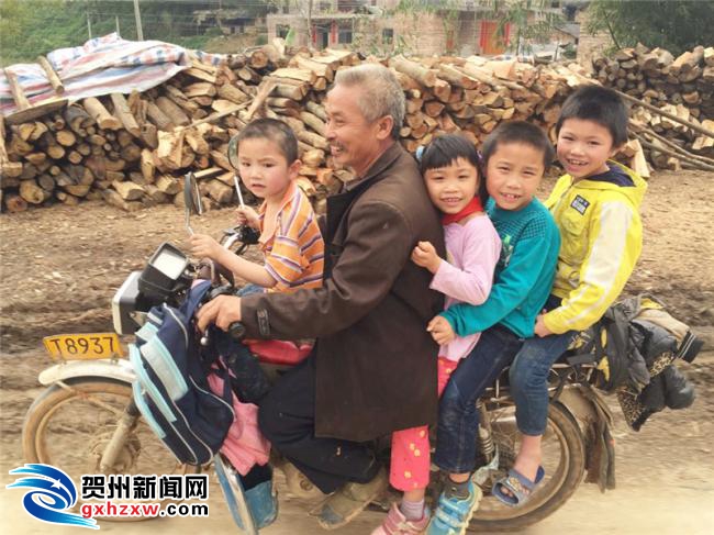 险!摩托车超载 一辆车竟坐5人 - 贺州新闻 - 贺州