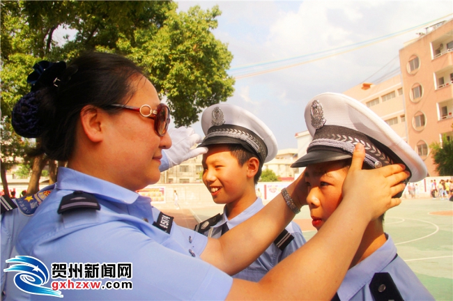 少年小交警 意气风发真神气! - 贺州新闻 - 贺州新闻网