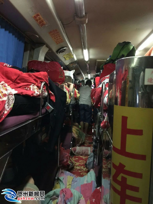 长途大巴站外揽客超载 6名乘客被塞进车内卫生间"掩人耳目"