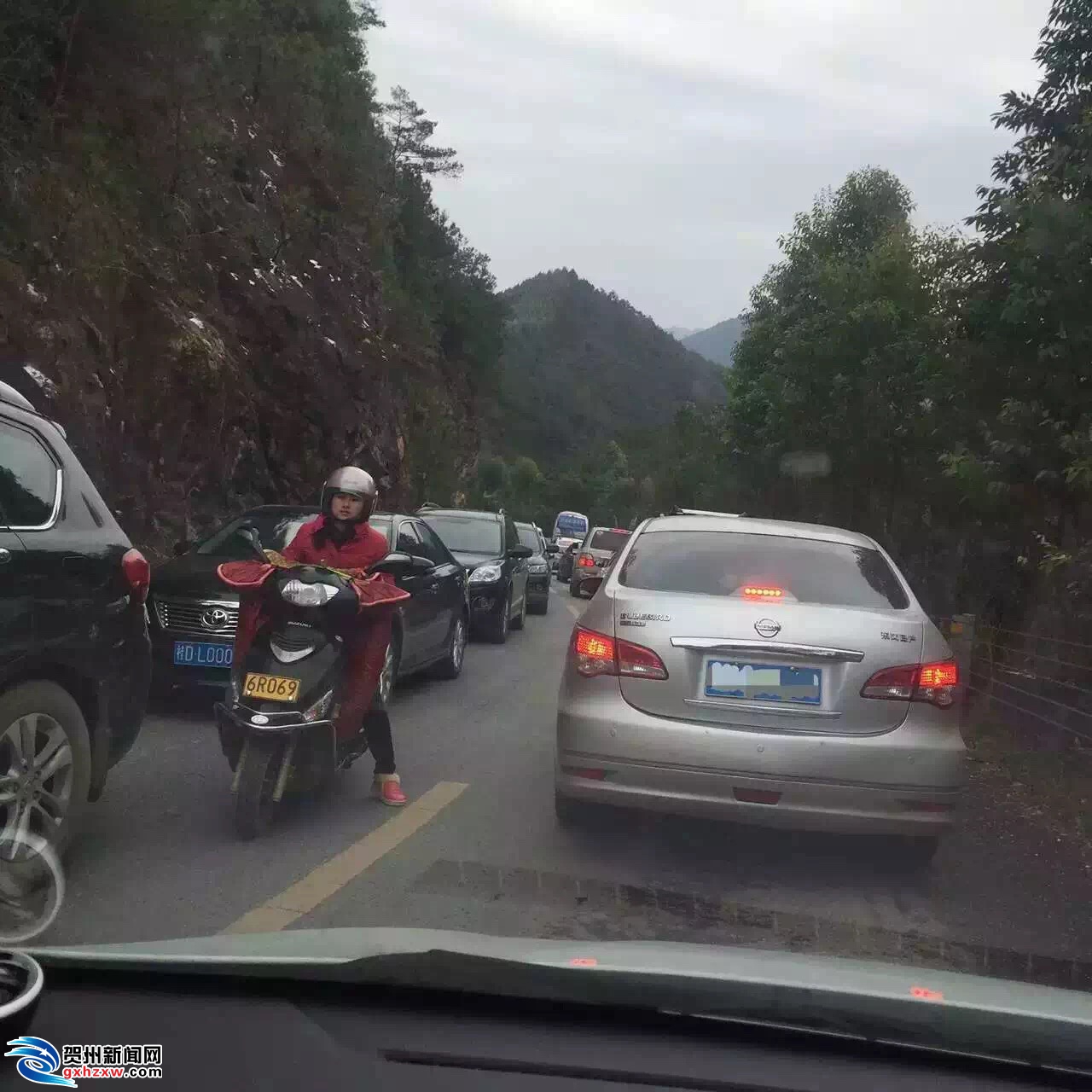 钟山县道钟山至红花线4至9公里路面有结冰,目前交警正在该路段管制