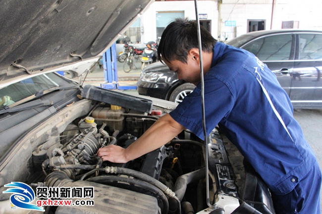 汽修工老司机何耀文:拼实力获得客户认可的好