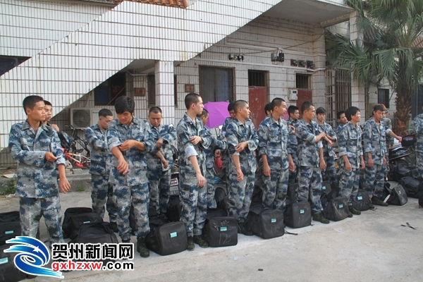 本次入伍的空军新兵统一整理着装.