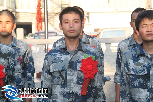 入伍空军的新兵.