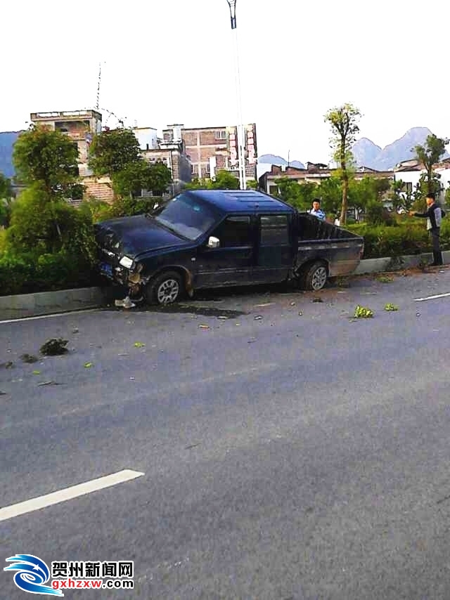 广贺高速公路引道一皮卡车冲过绿化带撞向反向