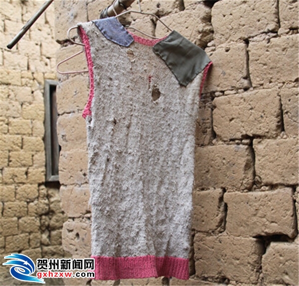 贫困户家中的满是补丁,破洞的衣服.